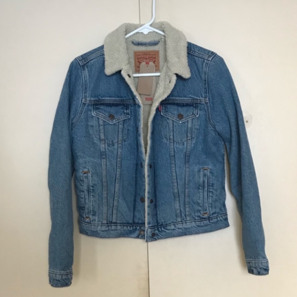 NWT Levi’s sherpa lined trucker jacket. Medium